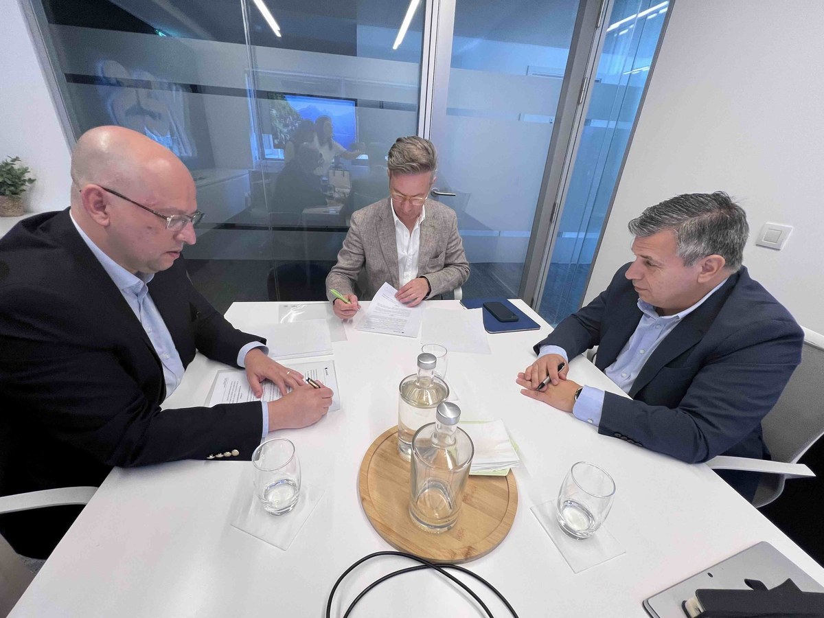 Da esquerda para a direita: Wenderson Wanzeller, João Nuno Serra e Carlos Moreno, durante a assinatura do protocolo Wanzeller-ACEMEL.